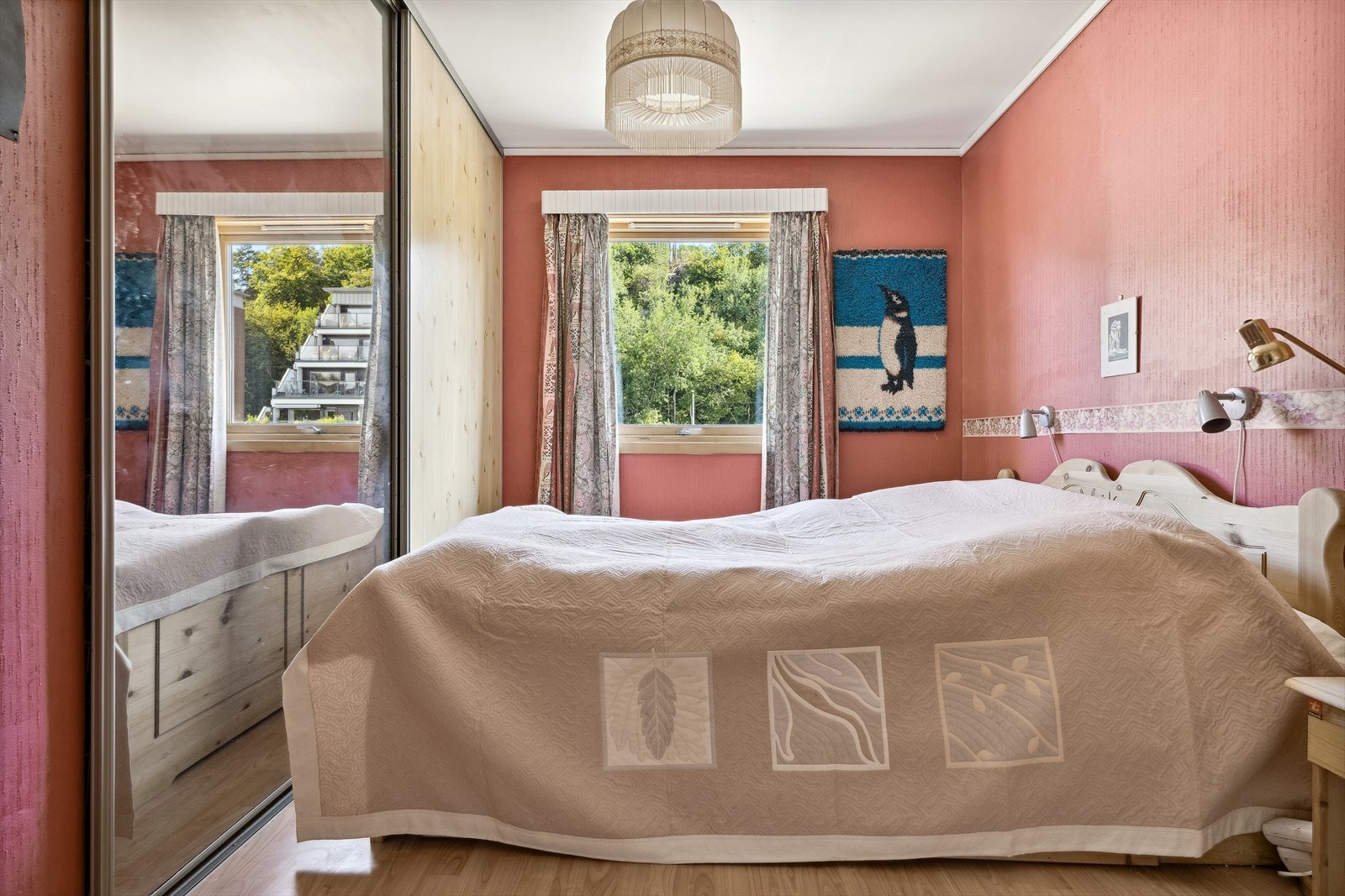 Leiligheten inneholder i dag 2 soverom. Opprinnelig godkjent med 3. Stor skyvedørsgarderobe samt et innebygd skap. Galleribilde