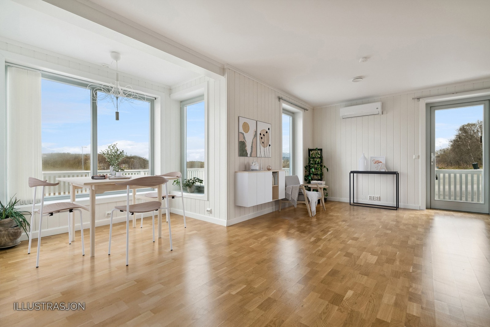 Det er montert varmepumpe og vedovn i stue Galleribilde