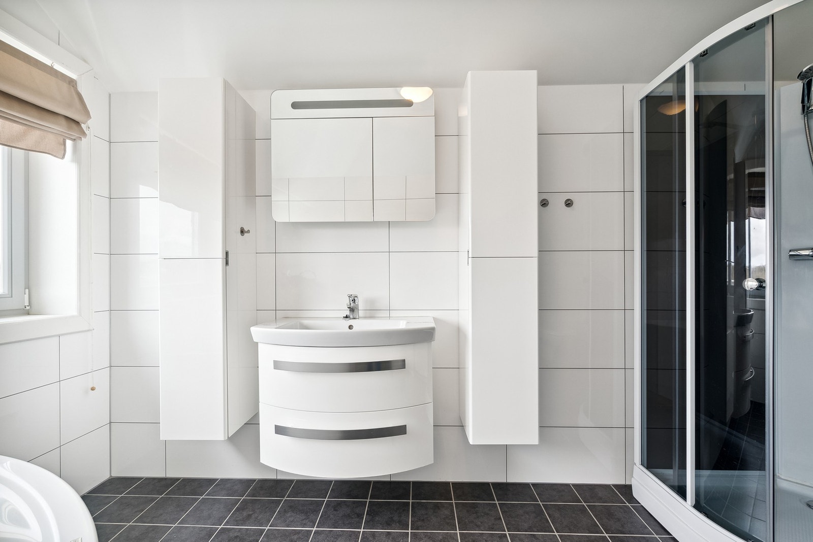 Du får frittstående dusjkabinett og god lagringsplass i skuffer under servant, speilskap og høyskap Galleribilde