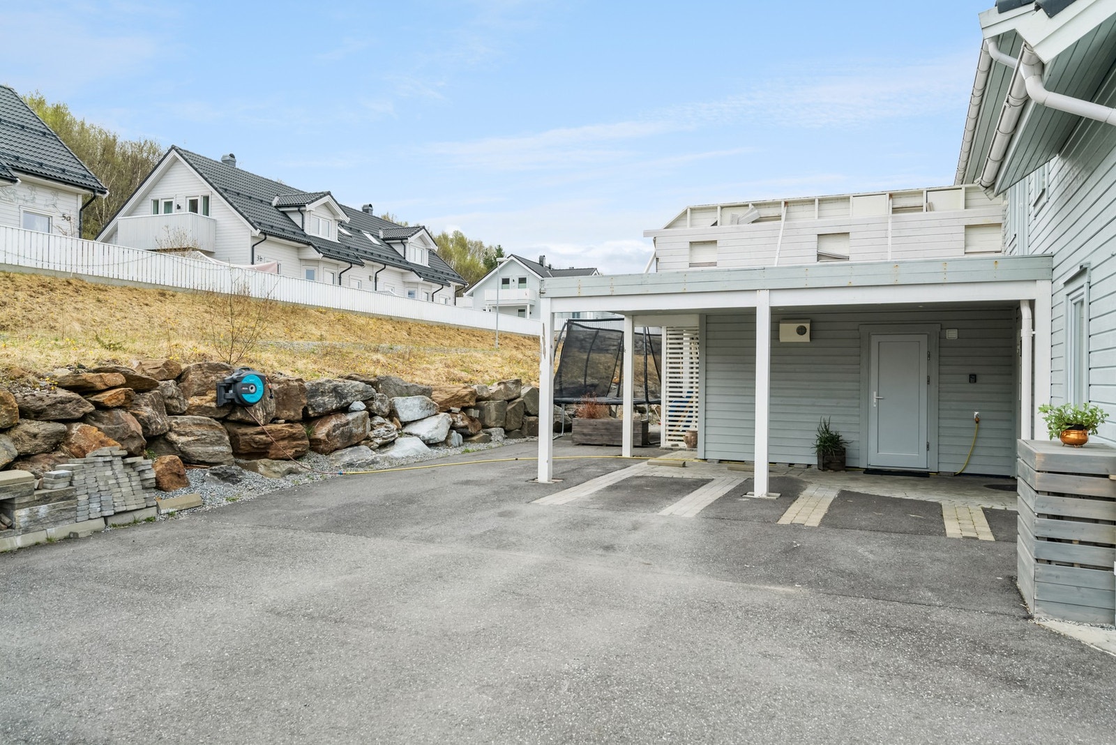 Overbygget inngangsparti med plass til bil Galleribilde