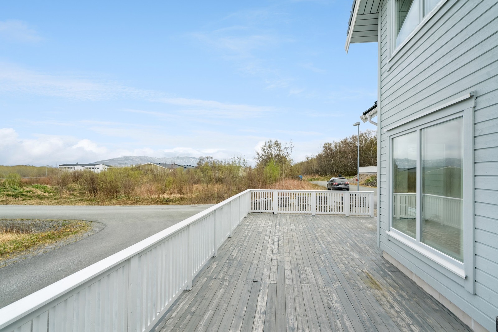 På fremsiden av boligen får du en stor og romslig terrasse med plass til utemøbler Galleribilde