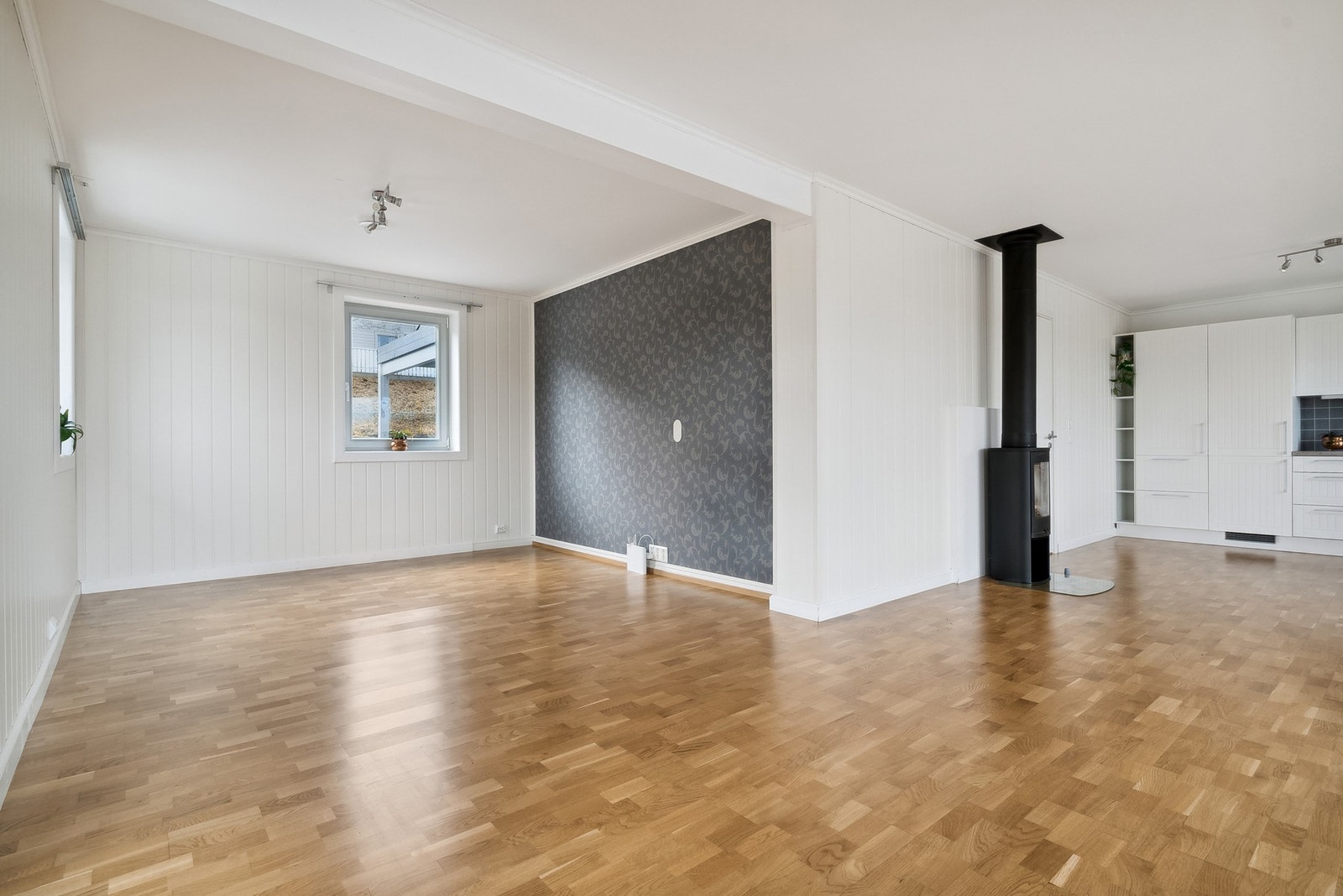 Stuen fremstår som lys og luftig med egen, naturlig krok for TV og godsofa Galleribilde