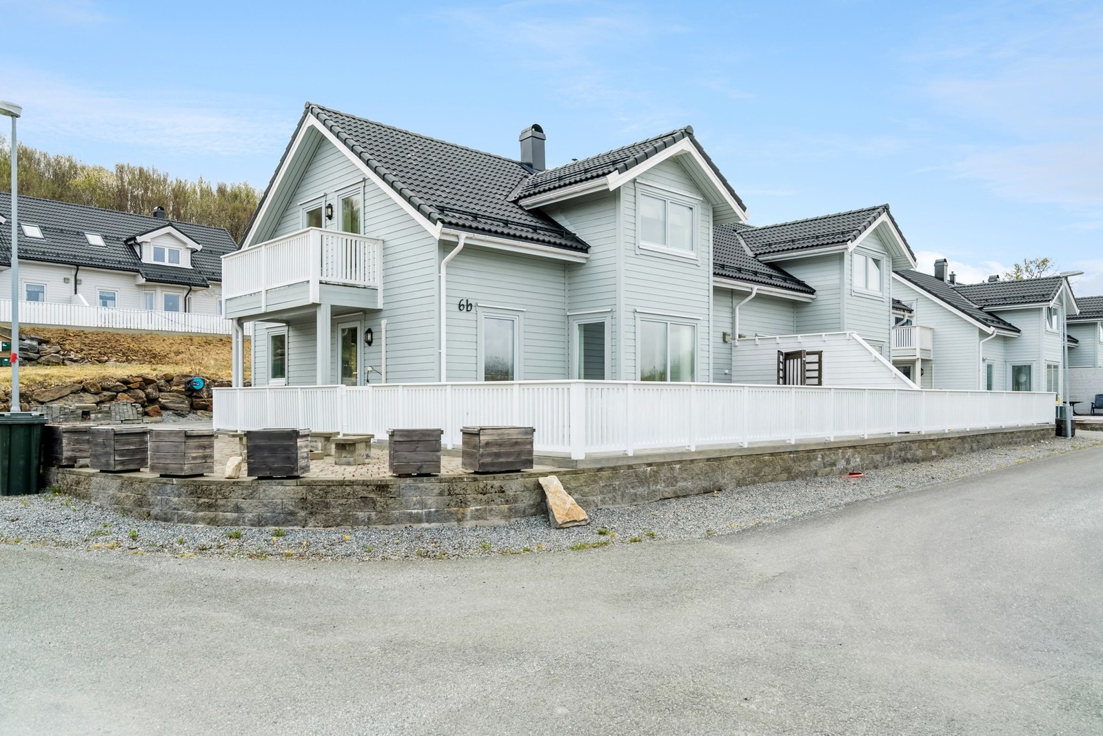 Denne boligen tilbyr rikelig med plass, inkludert flere terrasser, tre soverom og to bad Galleribilde