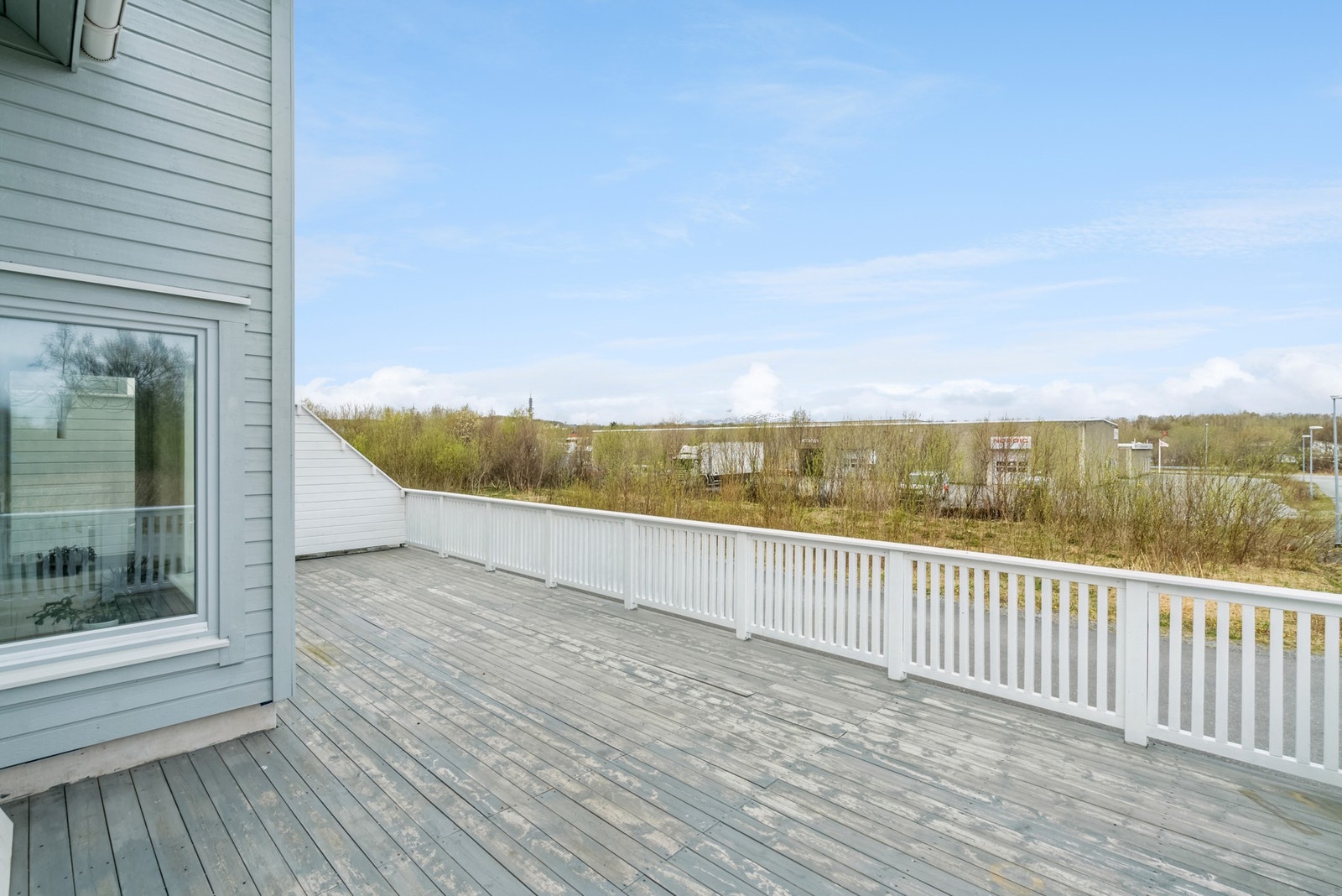 Det er adkomst til terrassen fra terrassedør i stue eller fra mark Galleribilde