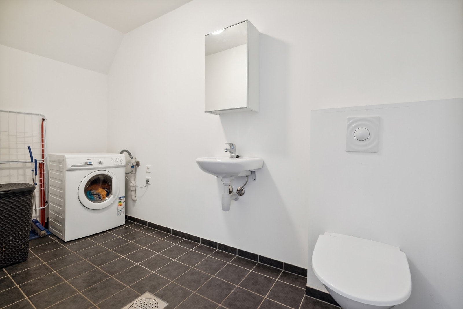 Dette baderommet finner du i hovedetasjen - Her har du opplegg for vaskemaskin Galleribilde