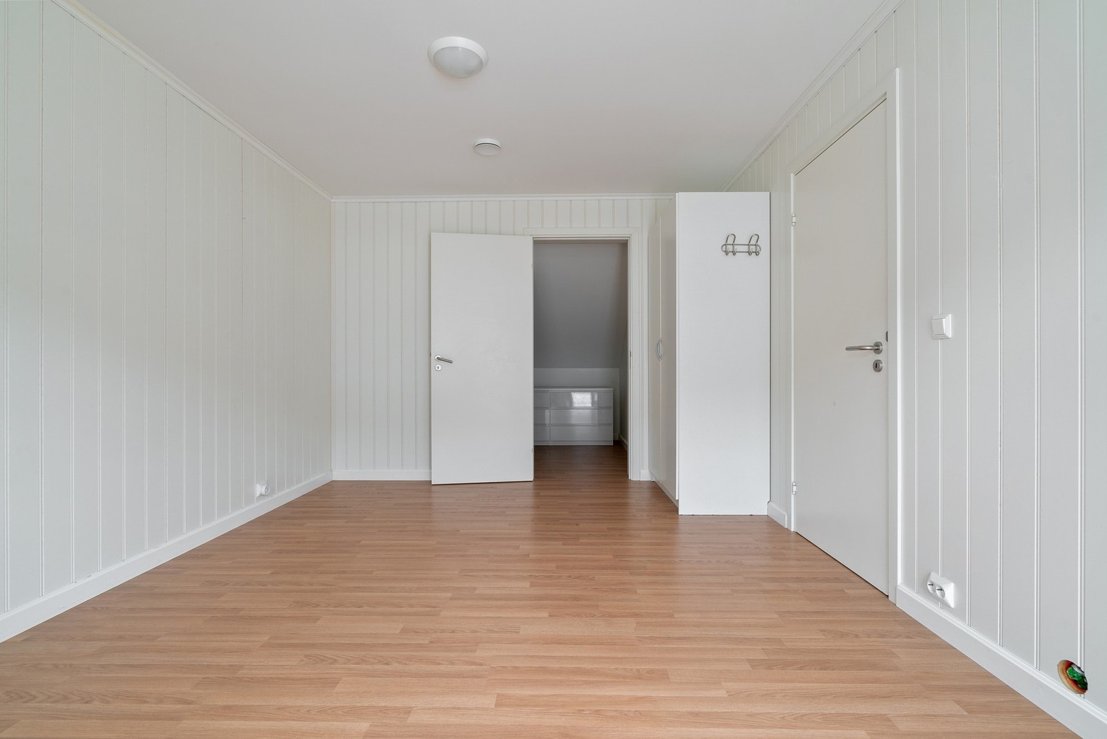 Deler av hovedsoverommet er omgjort til en praktisk walk-in Galleribilde