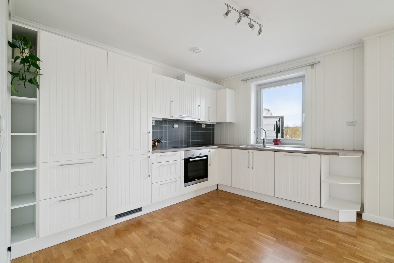 Det er montert spottskinne i tak og vindu over kjøkkenbenk som gir godt med lys Galleribilde