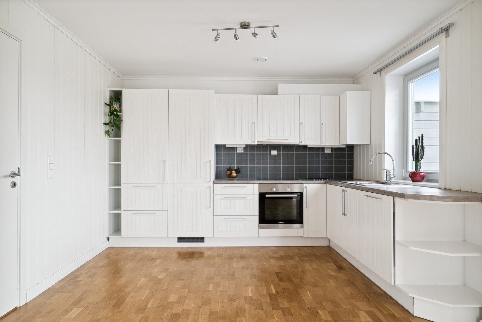 Du får et lyst og tidløst kjøkken med integrerte hvitevarer Galleribilde