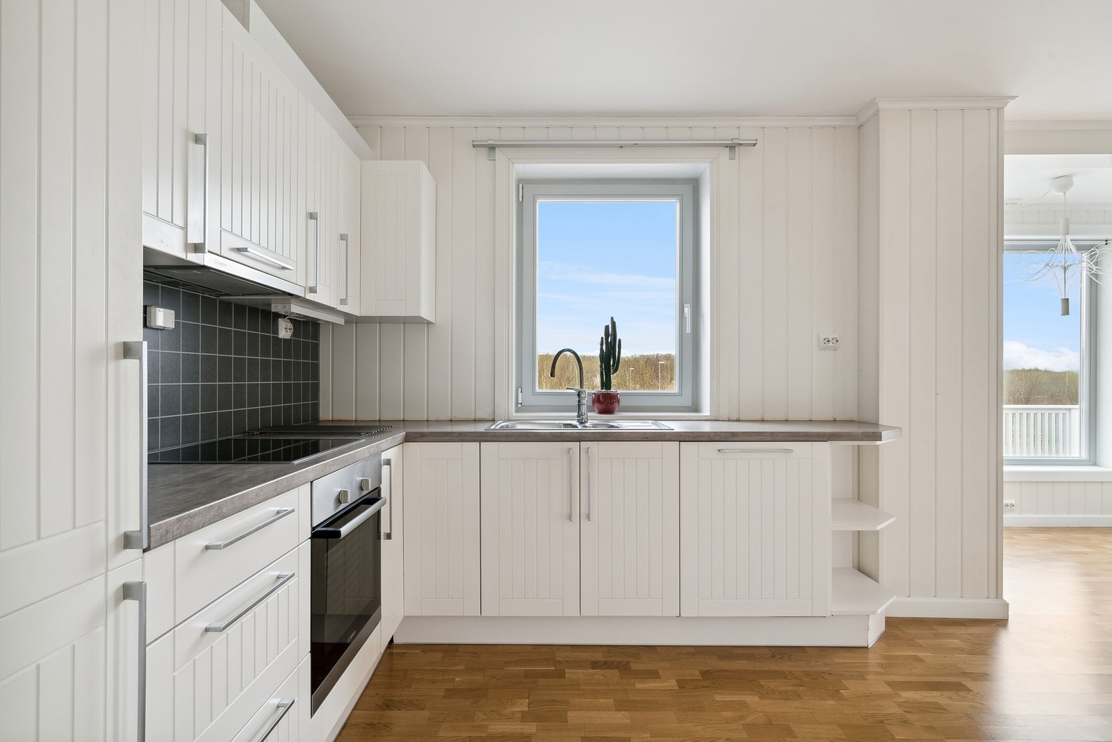 Kjøkken og stue har åpen løsning med god kontakt mellom sonene Galleribilde