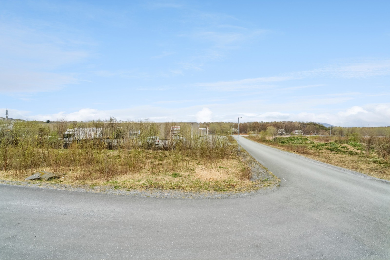 Nærområdet - Det er kort vei til spisested, dagligvare, skole, barnehage og sentrum av Sandnessjøen Galleribilde