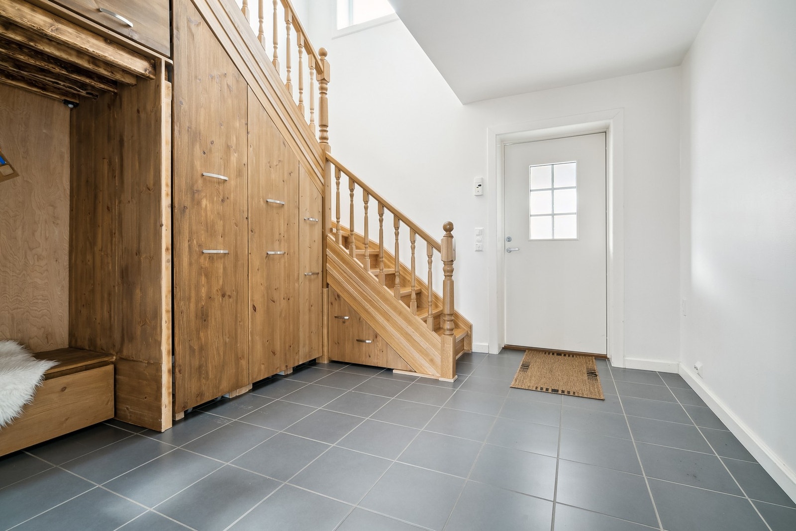 Velkommen inn! Romslig hall med plassbygget oppbevaringsgarderobe Galleribilde