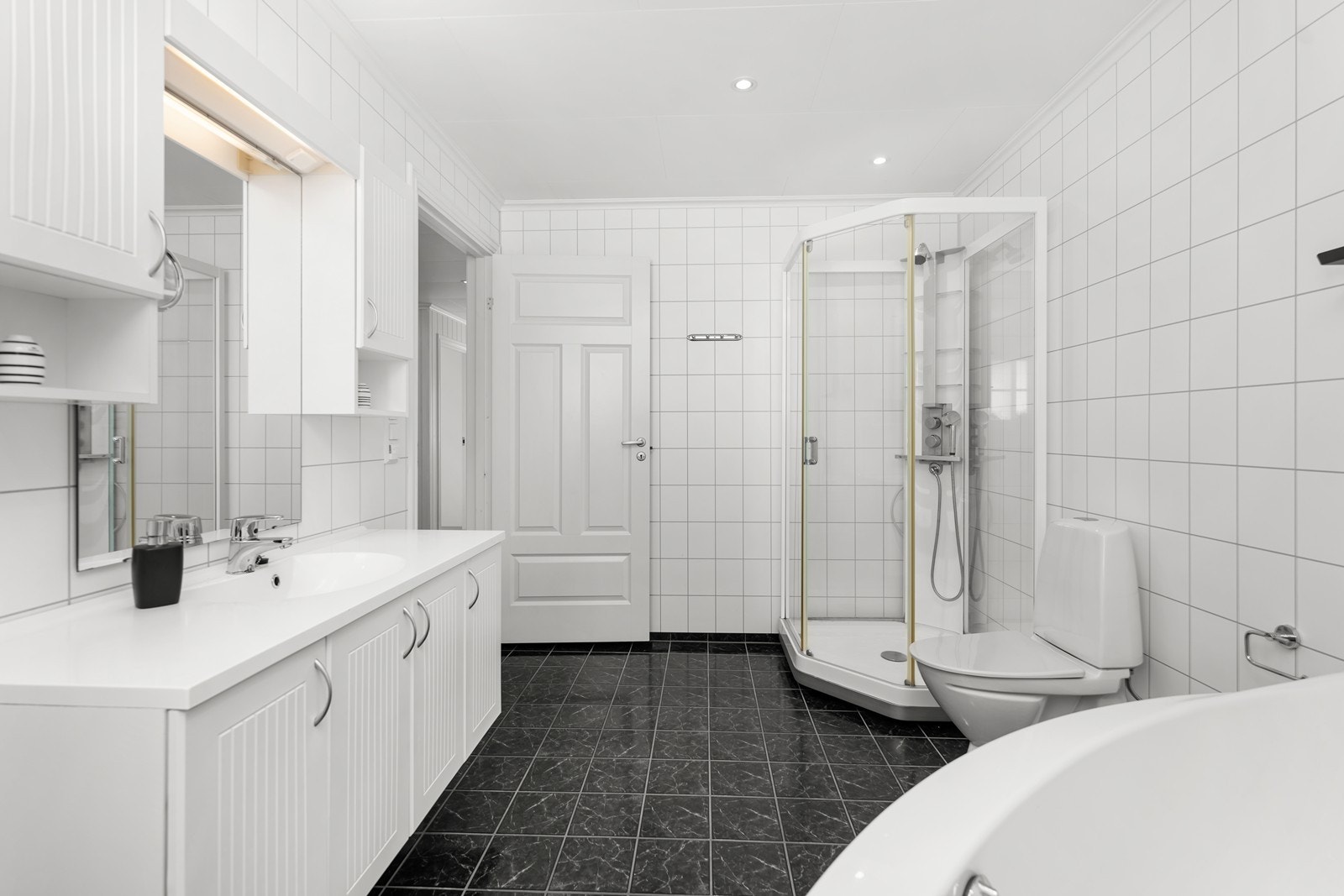 Badet er tidløst og har også downlights i taket. Galleribilde