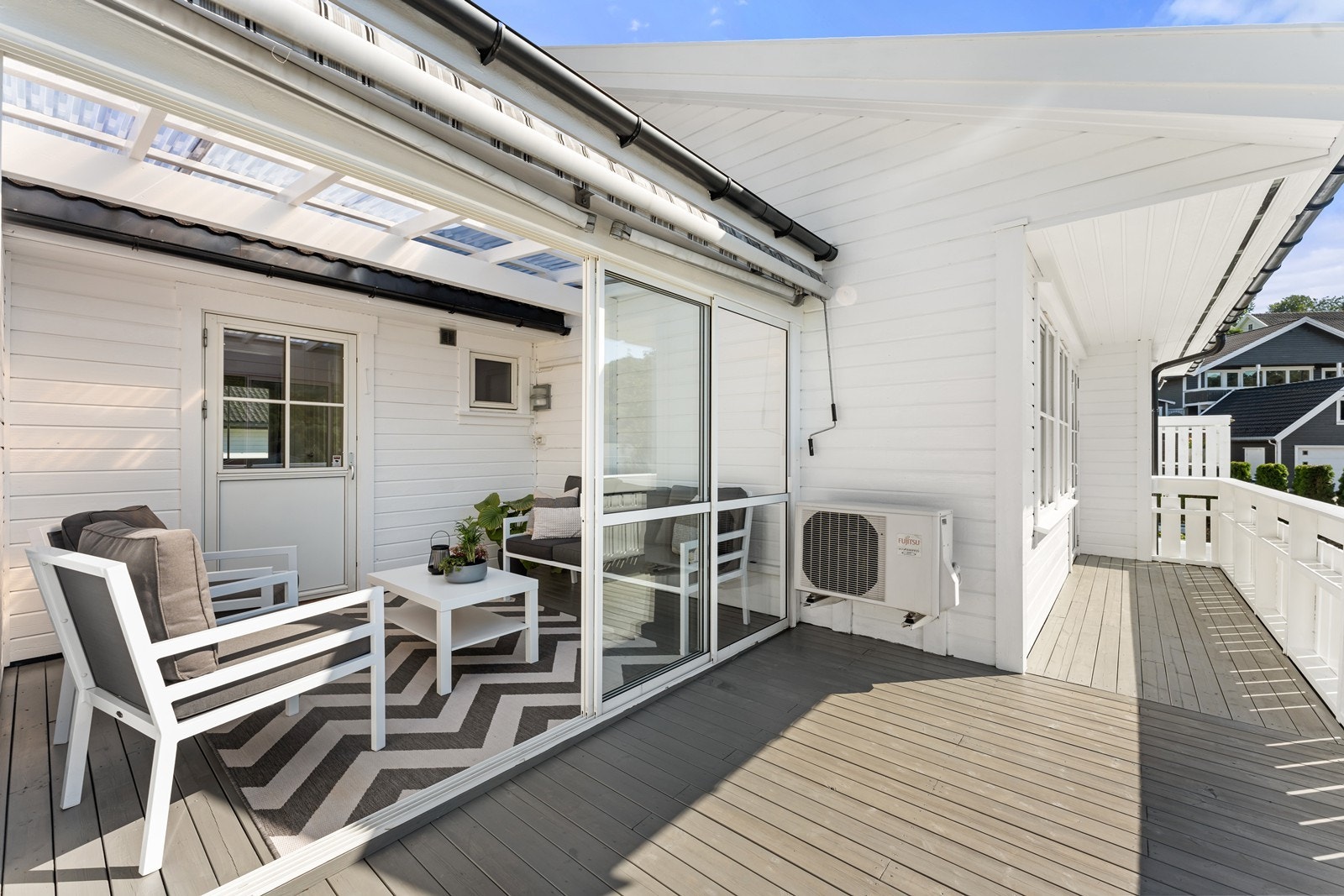 Utestue i 2. etasje samt stor terrasse Galleribilde