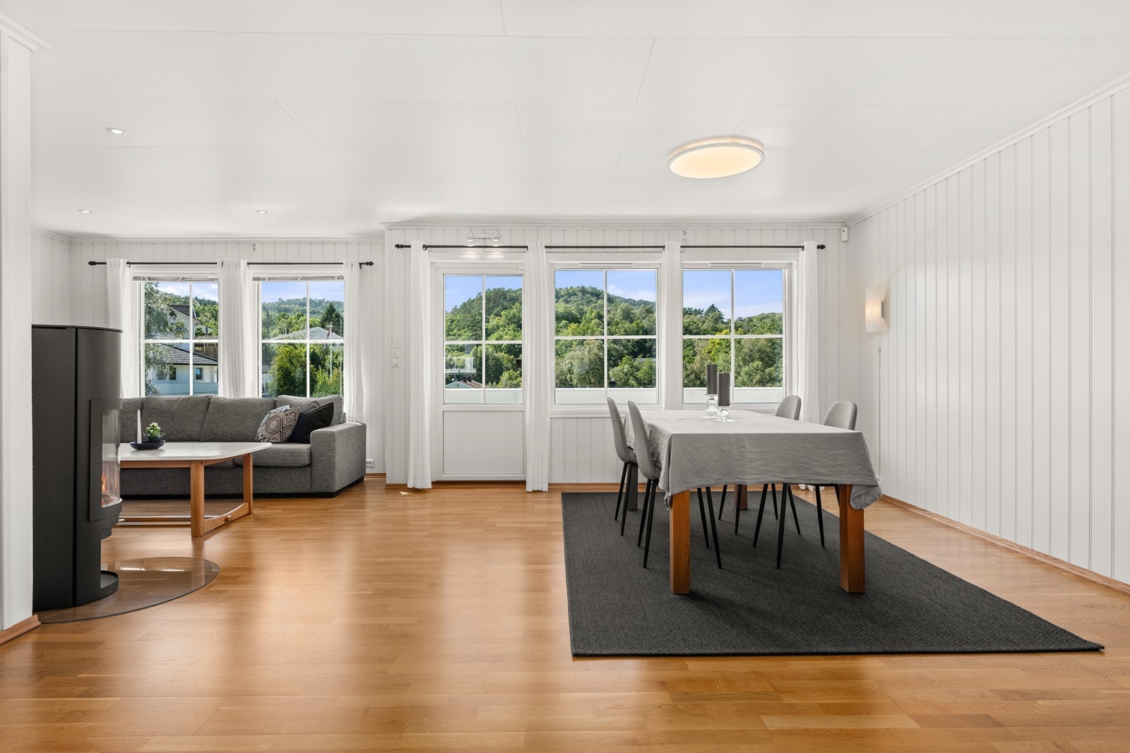 Stue/kjøkken er luftig og stort. Her er det plass til både spisegruppe og sittegruppe. Galleribilde