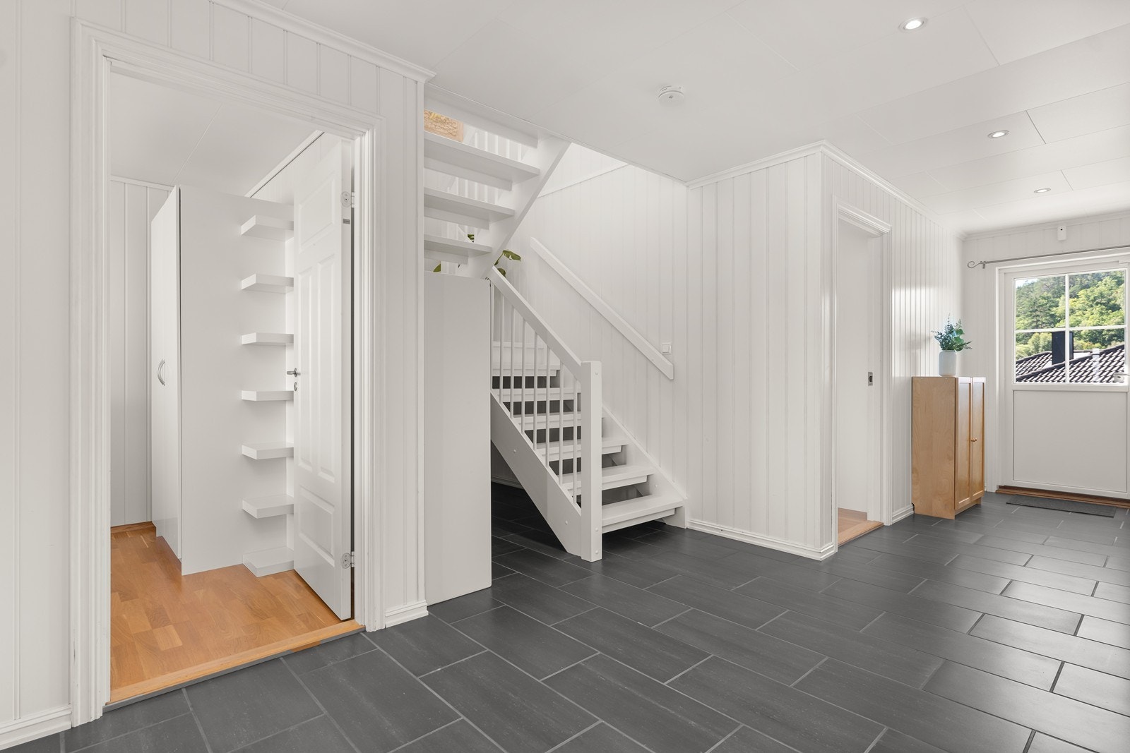 Gangen er stor og luftig og har downlights i taket. Galleribilde