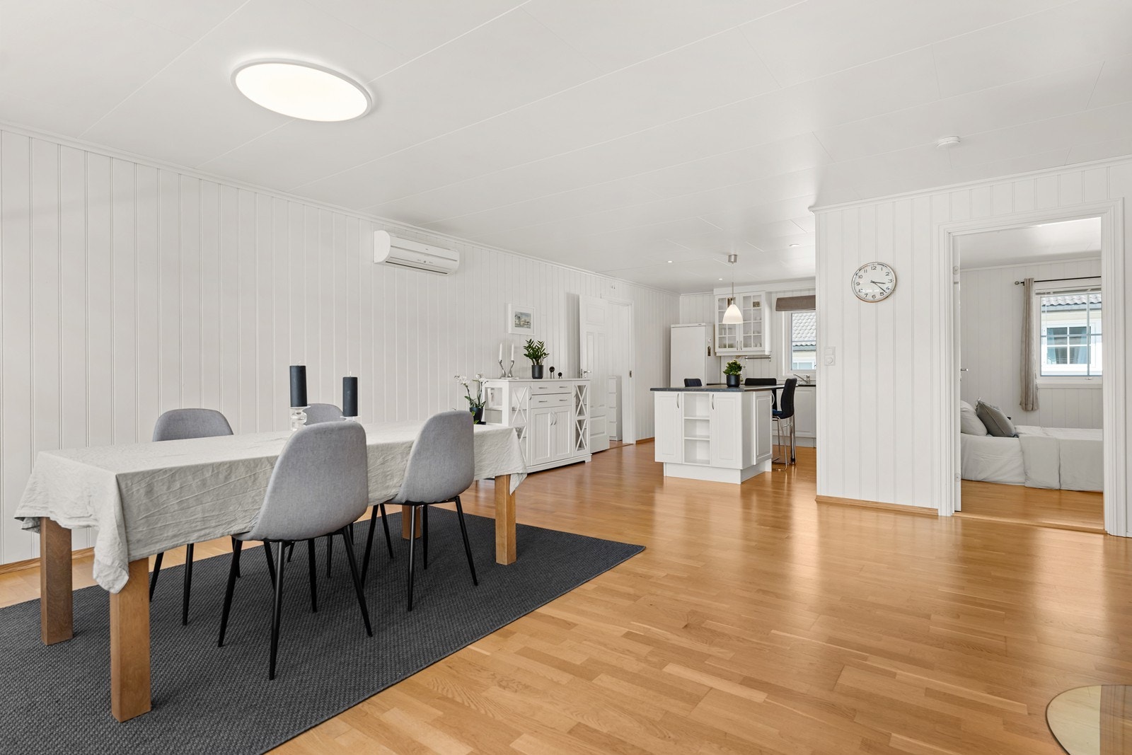 Til høyre ser man det ene soverommet som er i 2. etasje. Galleribilde