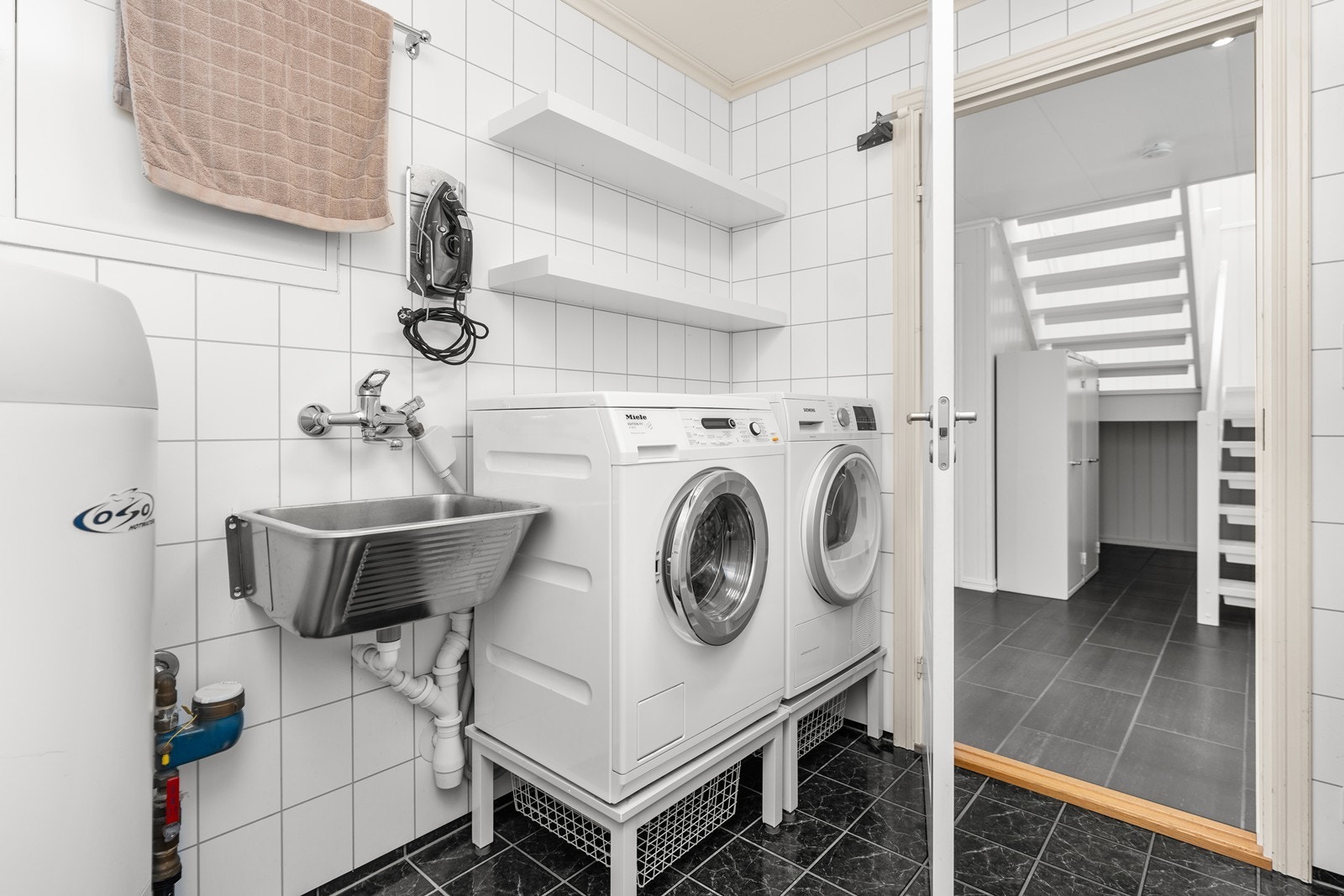 Vaskerom har utgang til garasje. Her er det opplegg til vaskemaskin og tørketrommel samt en utslagsvask. Galleribilde