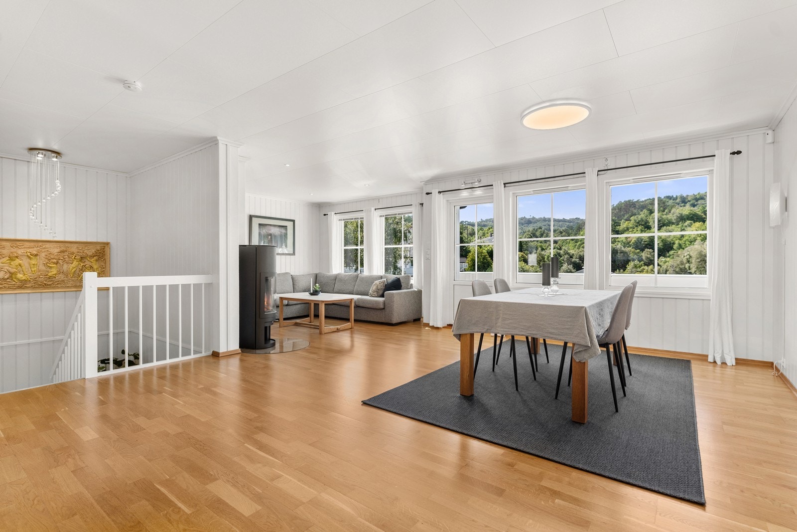Store vinduer som slipper inn godt med lys i andre etasjen. Galleribilde