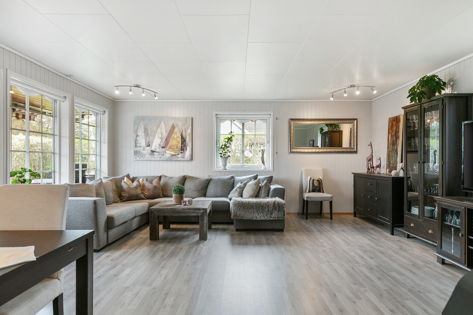 Romslig stue med store vindusflater for naturlig lys. Galleribilde