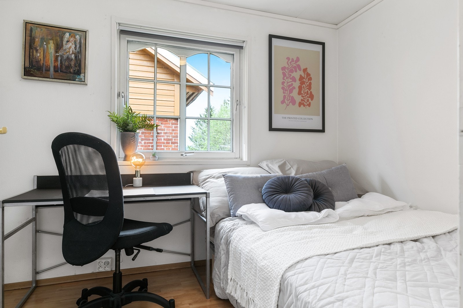 Det er 2 soverom i boligens 1 etasje, soverom nr 2 har god plass til dobbeltseng, garderobe og evt skrivebord. Galleribilde
