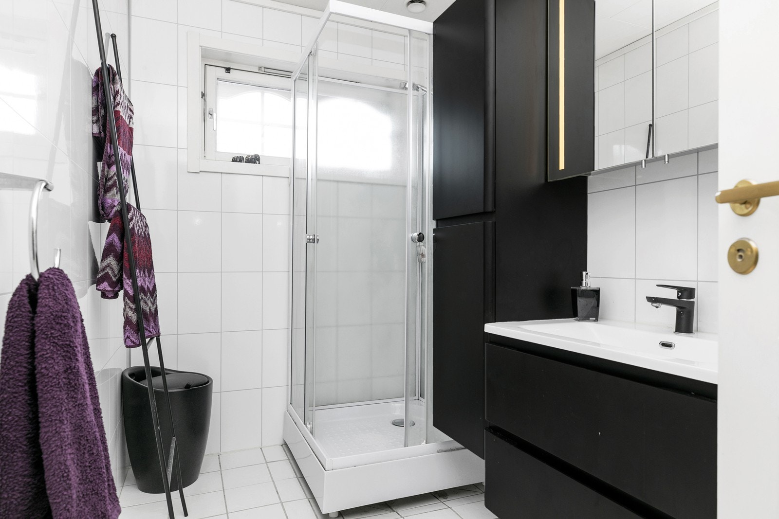 Badet i 1 etasje har nyere innredning. Galleribilde