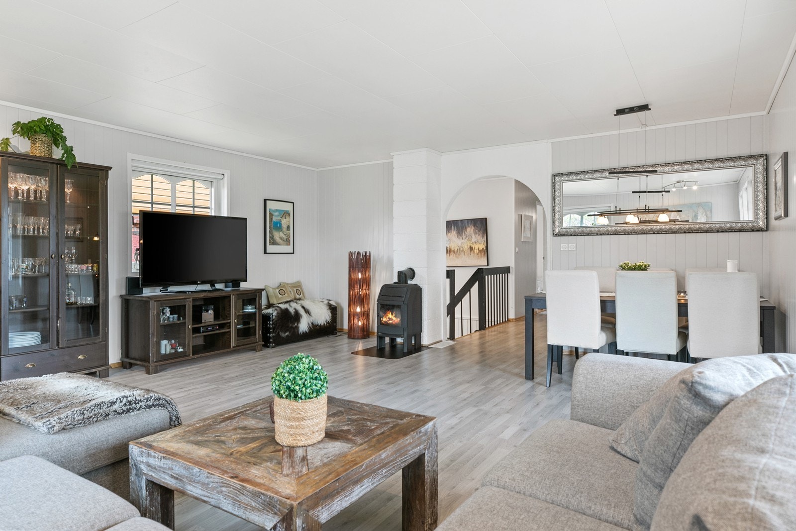 I stuen er det plass til god sofagruppe samt en stor spisegruppe. Galleribilde