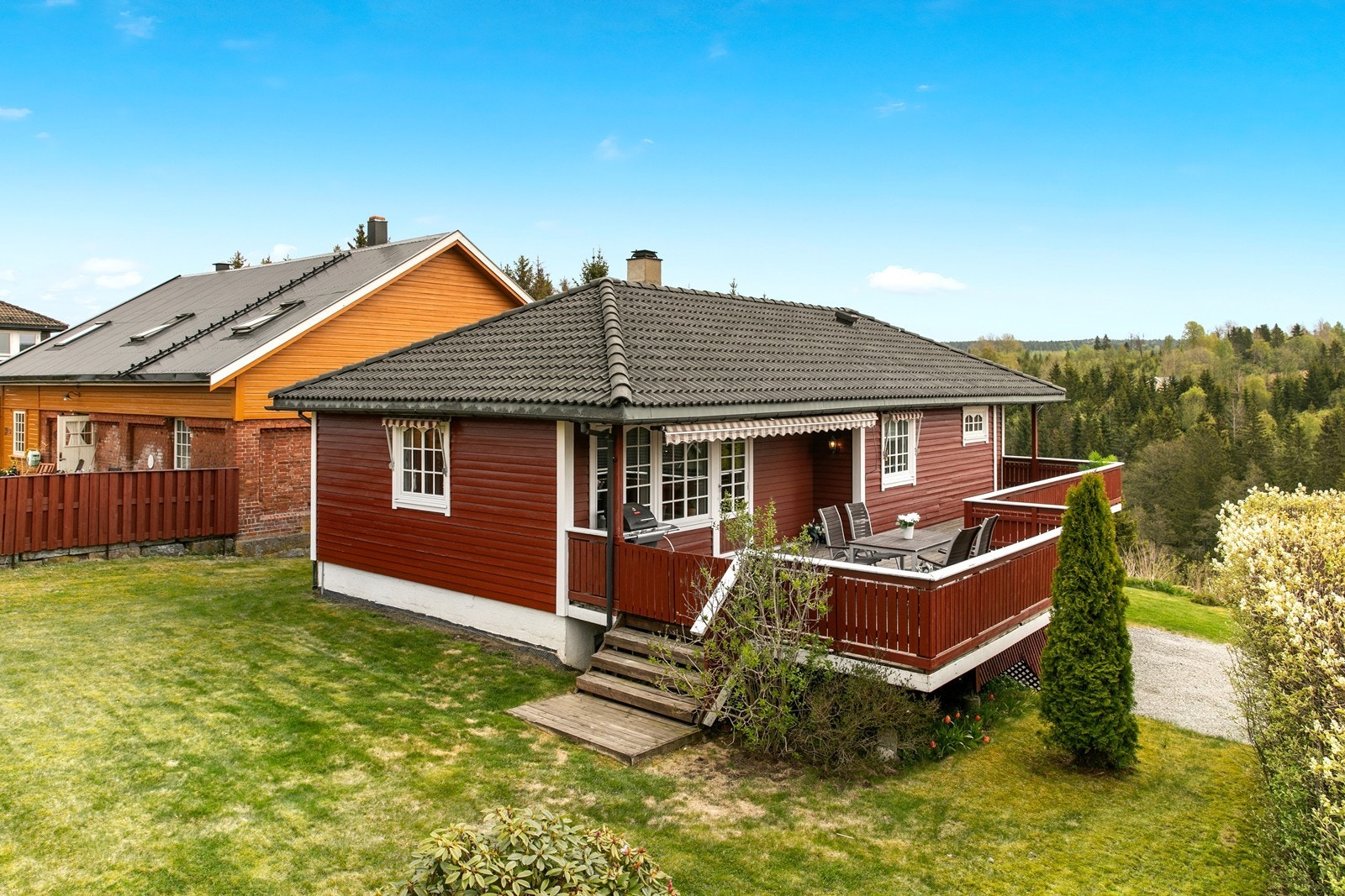 Flat plen med hekk for en privat uteplass. Galleribilde