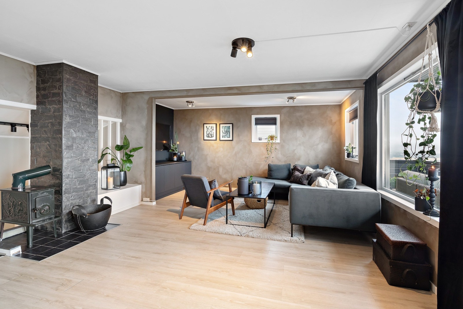 Boligen har en effektiv oppvarming med både varmepumpe og vedfyring Galleribilde