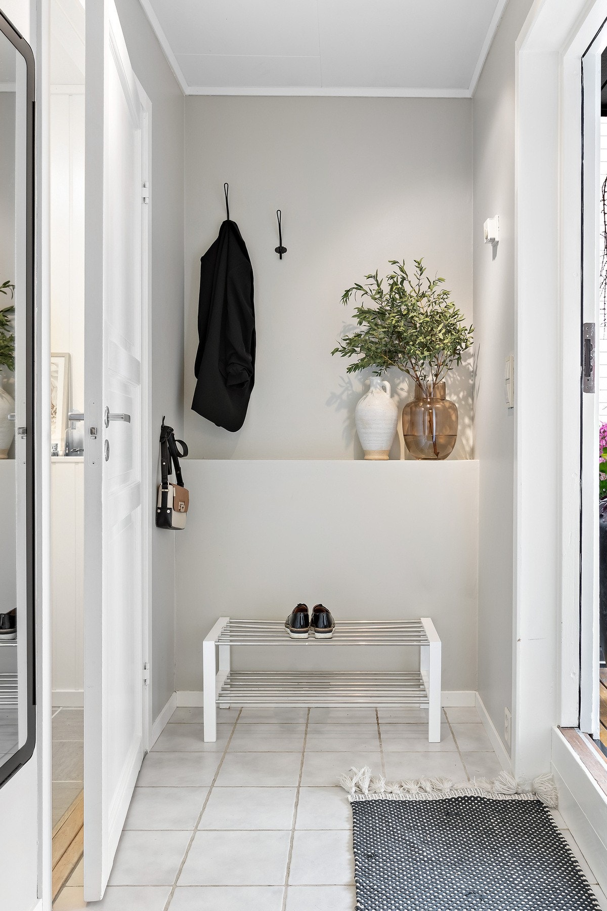Lys og trivelig gang med gulvvarme Galleribilde