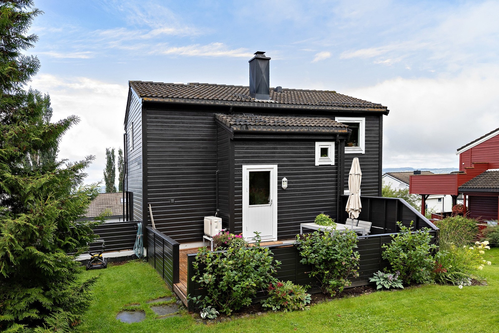 Fra verandaen har du tilgang til hagen Galleribilde