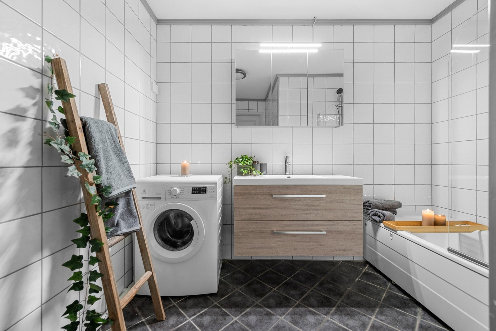 Flislagt bad med opplegg for vaskemaskin og badekar Galleribilde
