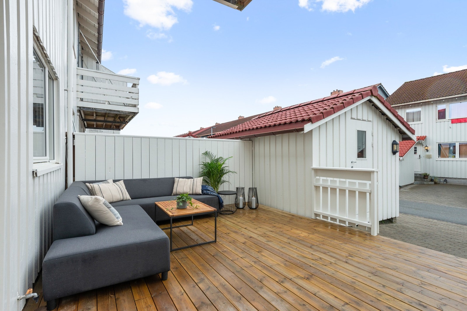 Ved inngangspartiet har du en vestvendt terrasse på ca. 25 kvm. Her er det god plass til utemøbler. Galleribilde