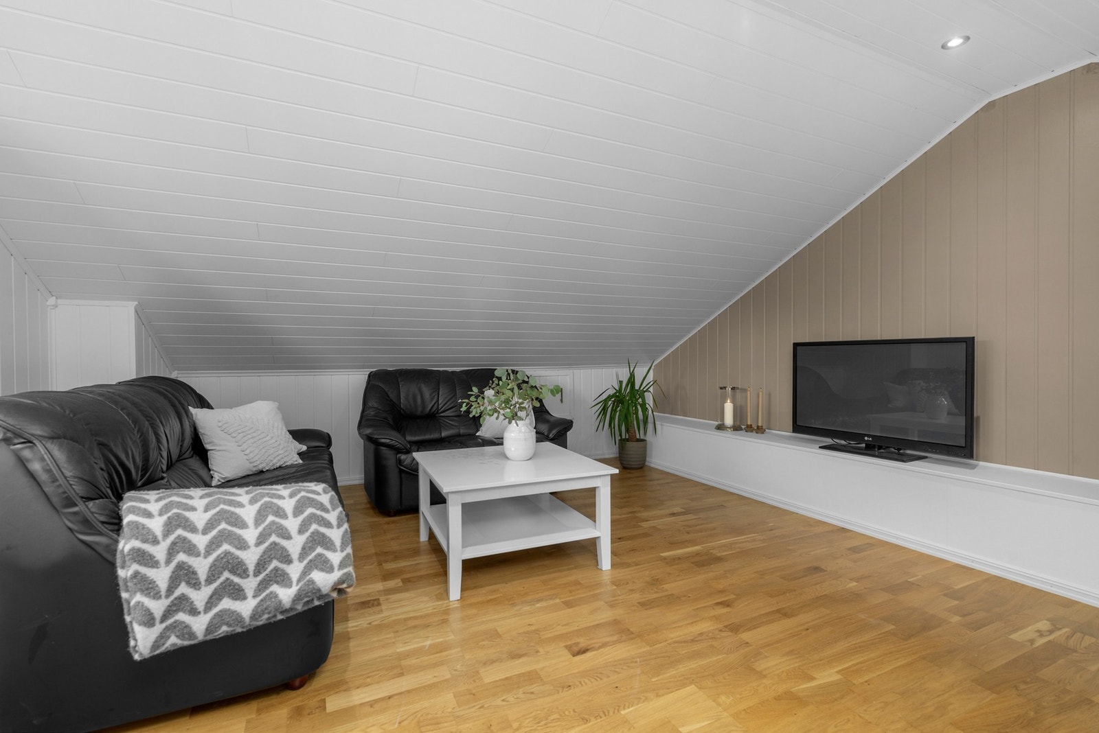Loftet er innredet og brukt som stue/soverom. Det er ikke søkt om bruksendring av loftet. Galleribilde