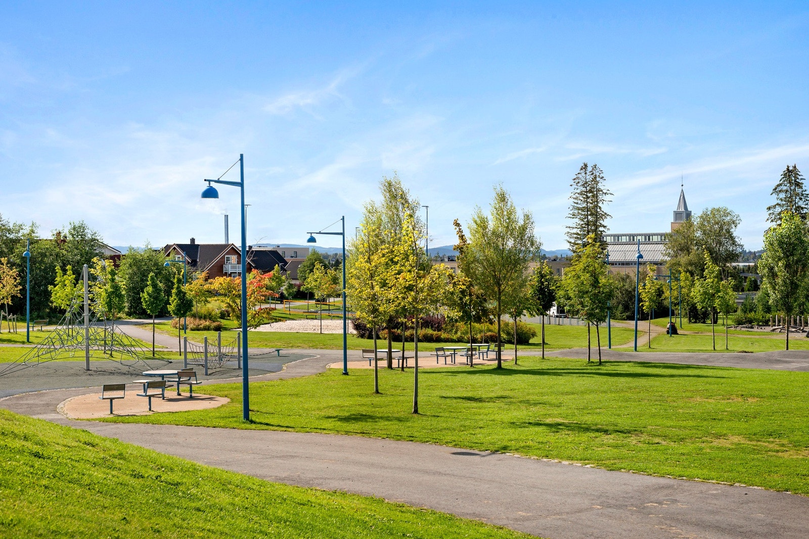 Fra boligen har du gangavstand til flere flotte turområder både sommer og vinter som Tillermarka og Tillerparken som er avbildet. Galleribilde
