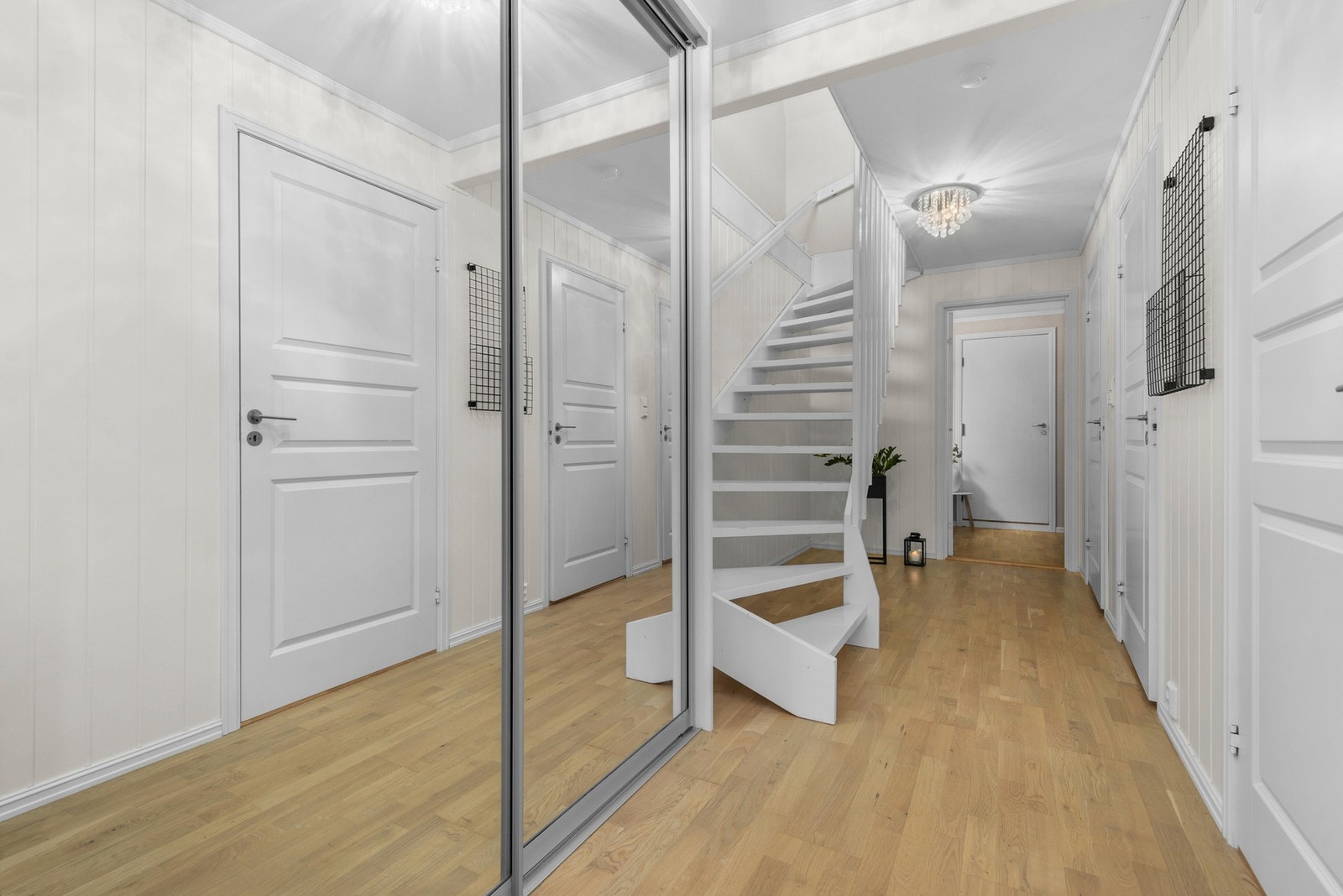 Gangen i 1. etasje er utstyrt med skyvedørsgarderobe Galleribilde