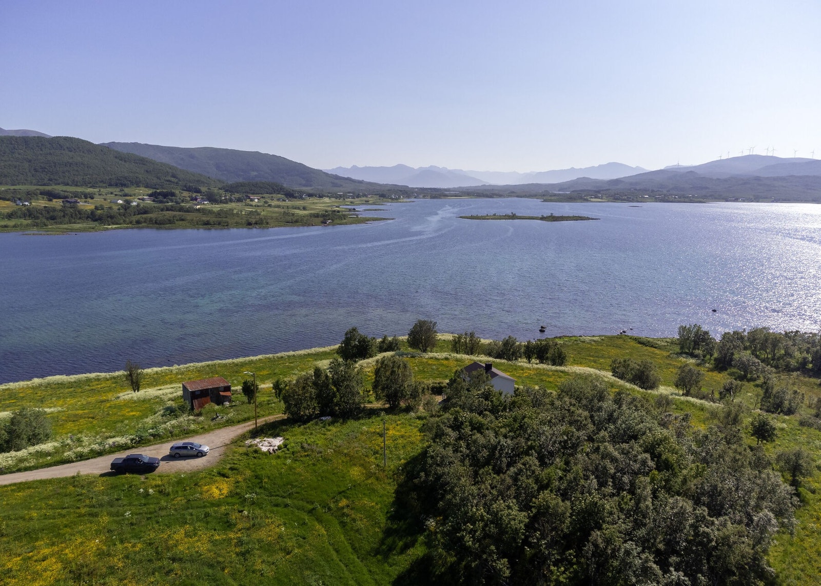 Boligen ligger skjermet til i naturskjønne omgivelser Galleribilde