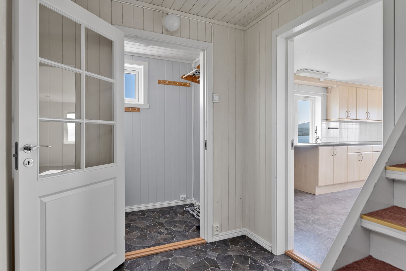 Fra entréen er det adkomst til bad og kjøkken, samt trapp til loftsetasjen Galleribilde