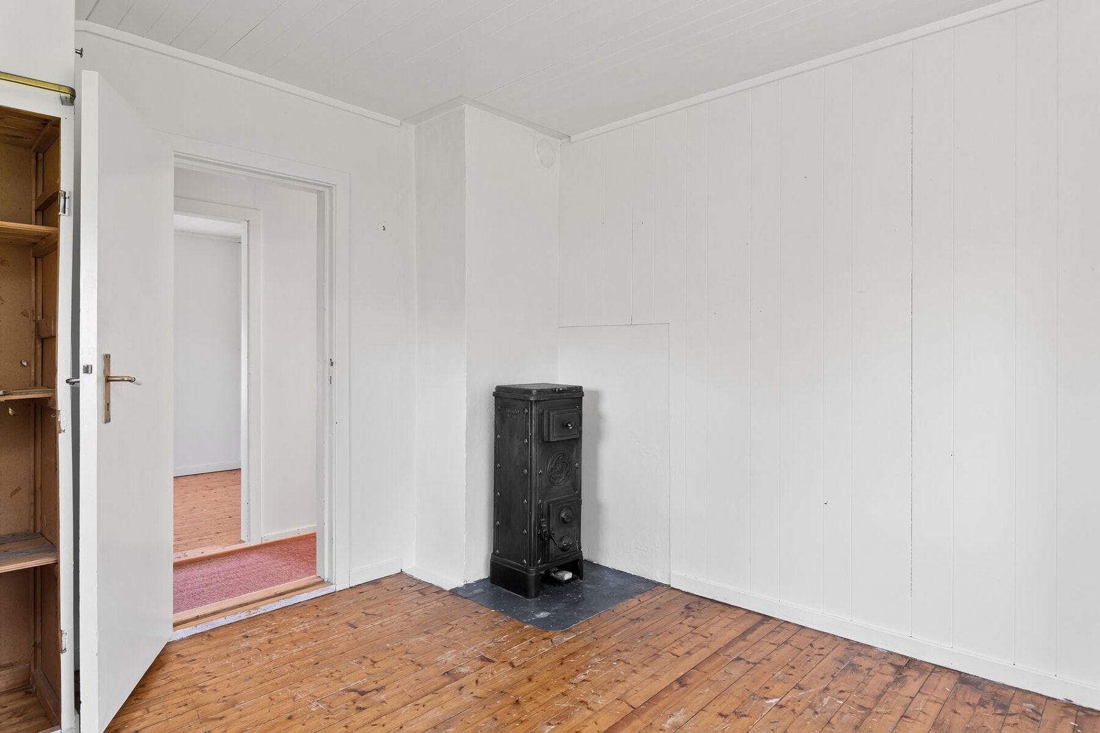 Soverom I er av god størrelse og har vedovn Galleribilde