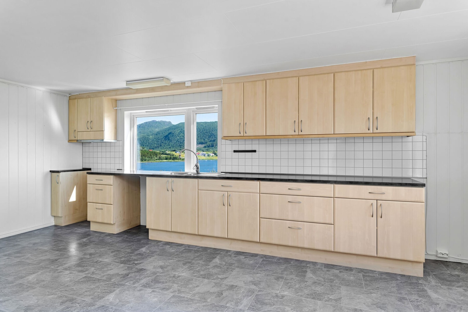 Kjøkkenet har nisje for hvitevarer og slette fronter i eik, med god skap- og benkeplass. Innredningen ble oppgradert i 2013. Galleribilde