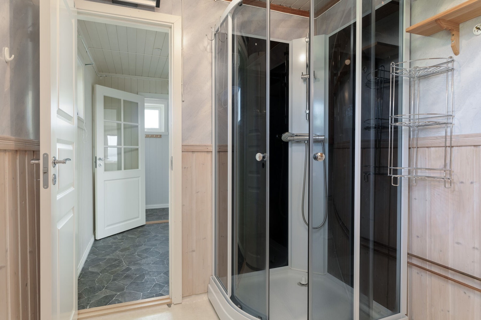 Badet ble pusset opp i 2013 og er utstyrt med dusjkabinett, servant og toalett Galleribilde