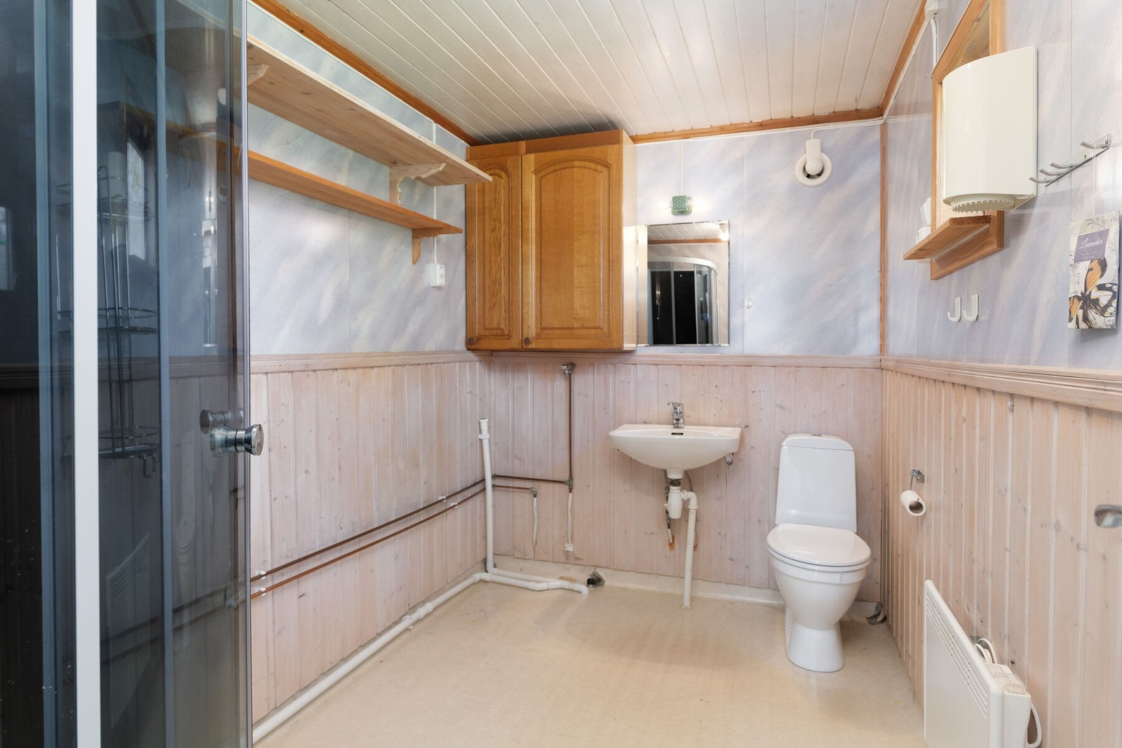 Det er opplegg for vaskemaskin og plass til oppbevaring Galleribilde