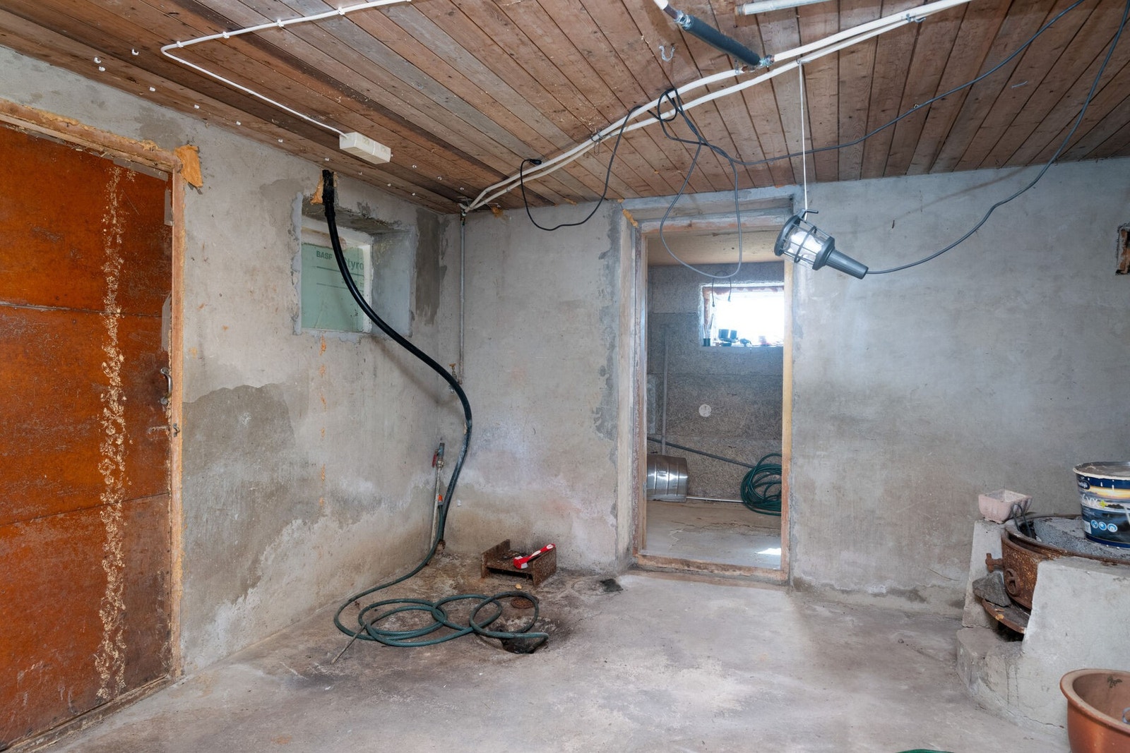Uinnredet kjellerrom - kjelleren er på ca. 50 kvm men ikke medregnet i boligens BRA grunnet lav takhøyde Galleribilde