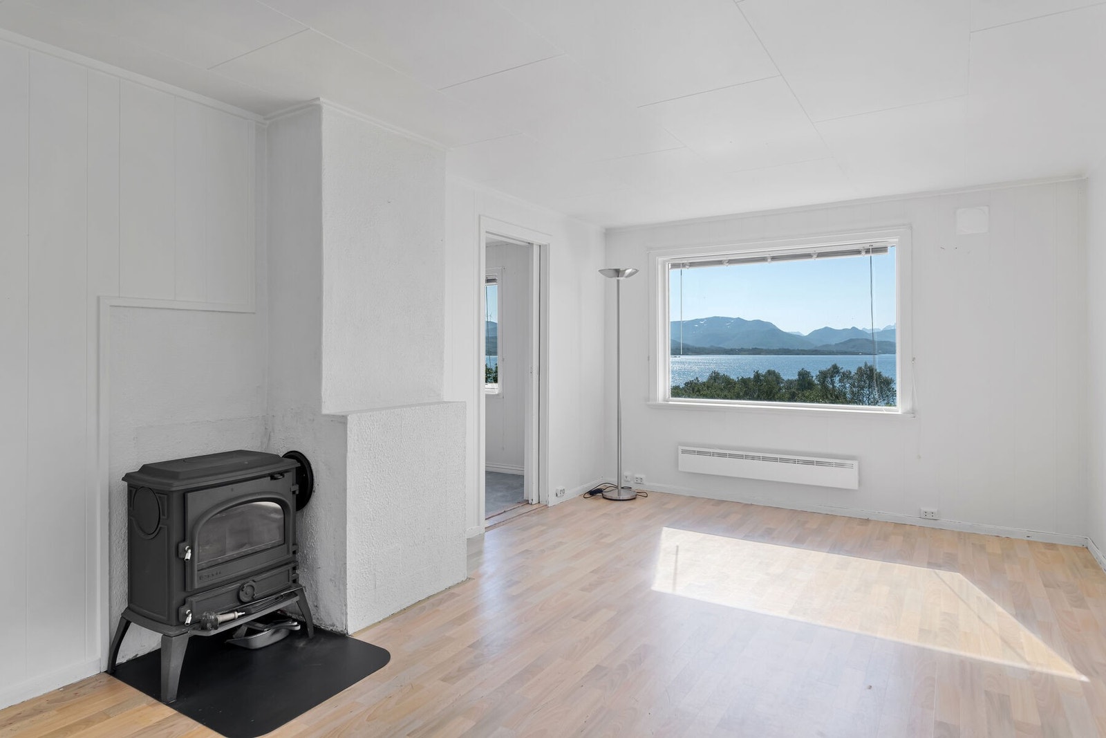 Stuen er av god størrelse med lyse overflater Galleribilde