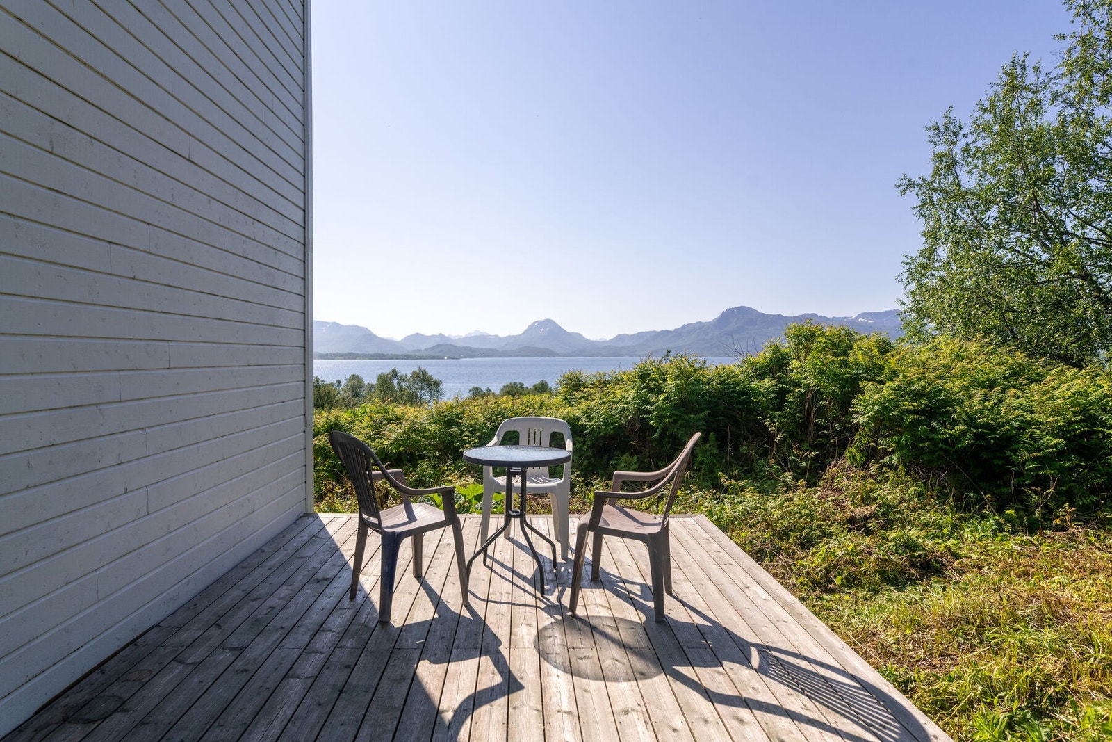 Boligen har en vestvendt terrasse med gode solforhold Galleribilde