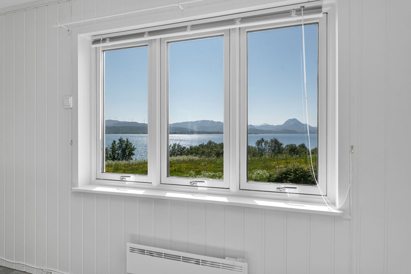 Ved vinduet er det plass til spisebord hvor frokosten kan nytes til flott havutsikt Galleribilde