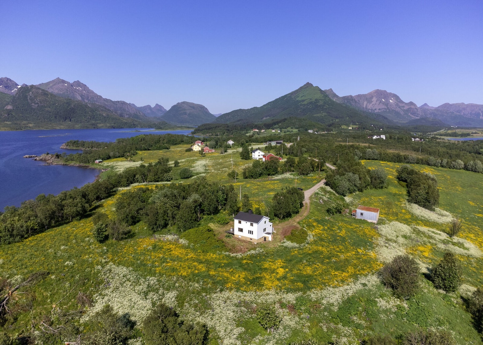 Det er ca. 20 km til Sortland som er regionsenter i Vesterålen Galleribilde