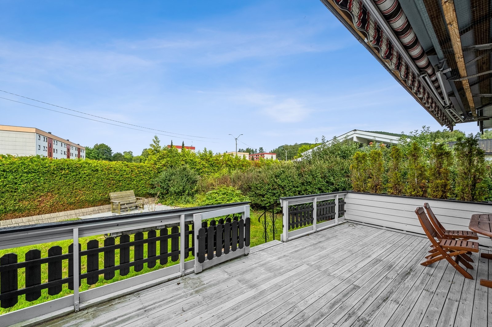 Stor terrasse med trapp ned til hagen, Galleribilde