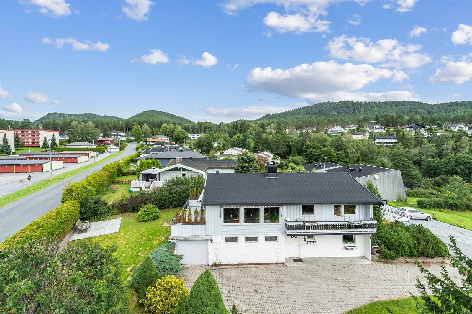 Boligen ligger i et etablert og barnevennlig område. Galleribilde