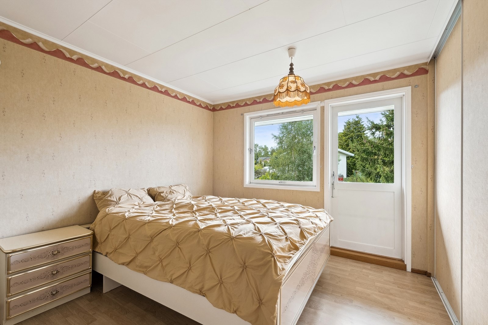 Hovedsoverommet har utgang til luftebalkong. Galleribilde
