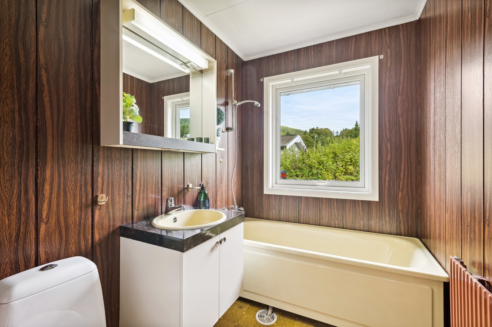 Bad med badekar, servant med underskap og wc i 2.etasje. Galleribilde